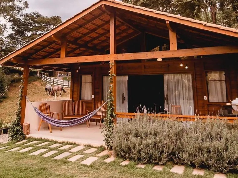 Fachada: Casa 90,00m² com 2 Quartos e Varanda.