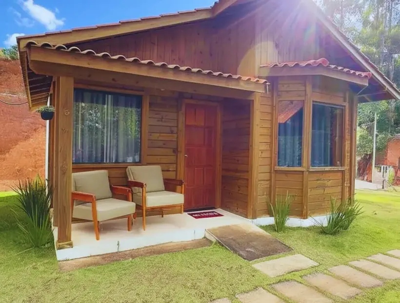 Casa de madeira para chácara: varanda, quartos e rotina rural