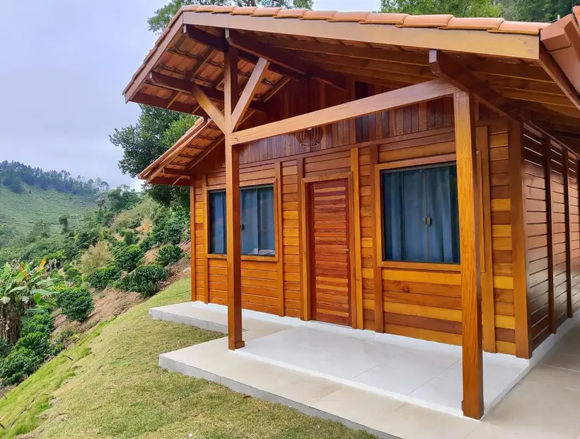 Casa de madeira para montanha: aconchego, vista e implantação