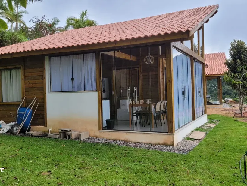 Casa térrea de madeira: praticidade para morar e receber
