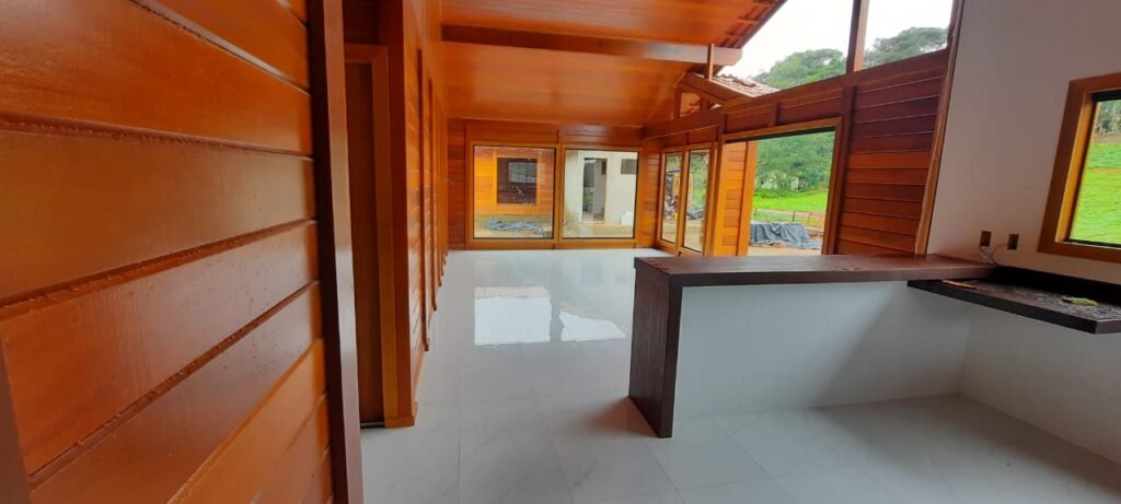 Fachada de uma casa de madeira Garapa com verniz brilhante